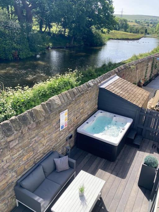 Luxury Canalside Apartment With Hot Tub Poynton Экстерьер фото